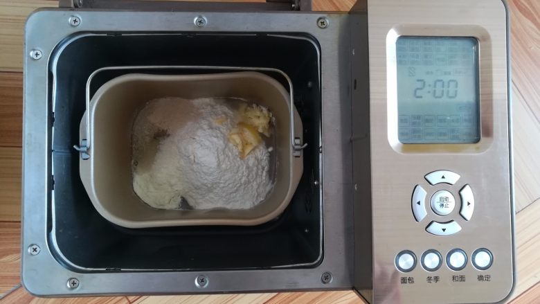 迷你热狗小餐包,主配方中所有材料按照先液体再粉末的顺序放入面包机里,<a style='color:red;display:inline-block;' href='/shicai/ 887'>黄油</a>放一侧角落,启动面包机和面28分钟