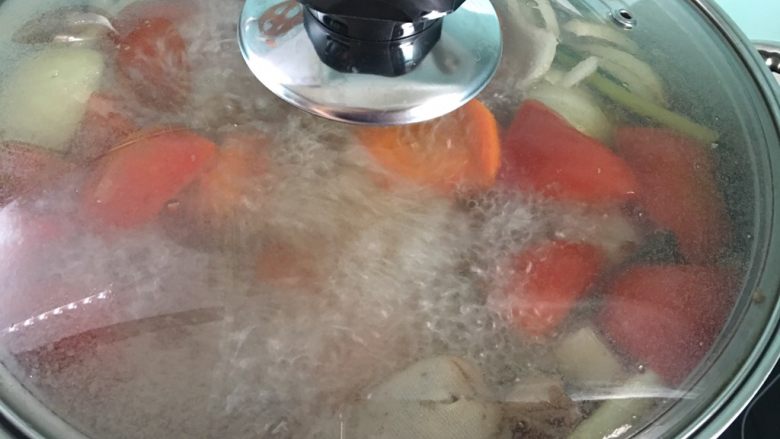 清燉牛肉湯,1小時後關火,燜2小時後,加入調味料鹽15公克、<a style='color:red;display:inline-block;' href='/shicai/ 10588'>糖</a>15公克(口味可依個人喜好調整,原則以清甜為主)