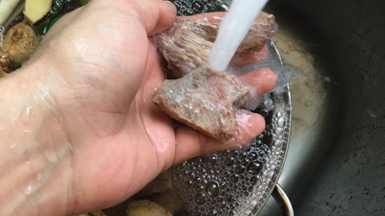 清燉牛肉湯,接著冷水洗淨肉塊後,瀝乾備用