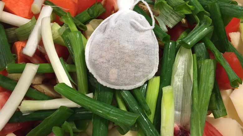 清燉牛肉湯,放入燉包(可加可不加)