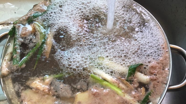 清燉牛肉湯,倒出熱水,開冷水沖洗冷卻