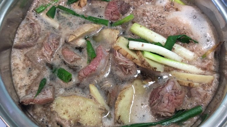 清燉牛肉湯,再倒入<a style='color:red;display:inline-block;' href='/shicai/ 4367'><a style='color:red;display:inline-block;' href='/shicai/ 4367'>米酒</a></a>20cc及開水2000cc,轉中火煮至出現浮沫後(如圖)即關火