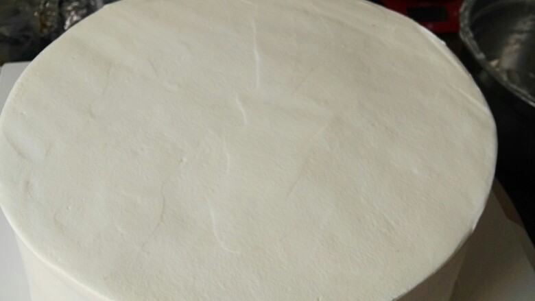 渐变奶油蛋糕,蛋糕胚顶部和四周都抹一层奶油(虽然不平没关系,但还是尽量抹平。不放过每次抹面的机会)