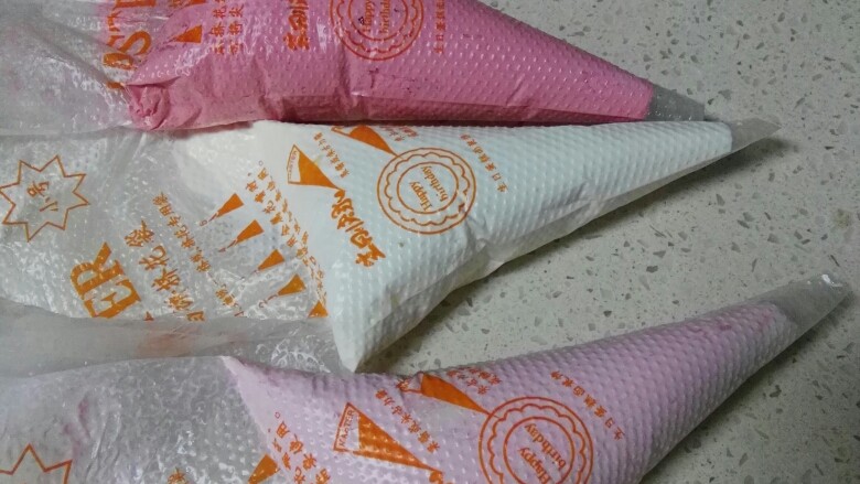 渐变奶油蛋糕,白色奶油用裱花袋装出部分,加入食用色素轻轻打匀用裱花袋装出一半,剩余的再加点食用色素拌匀装入裱花袋。最后用剪刀剪一小口即可。