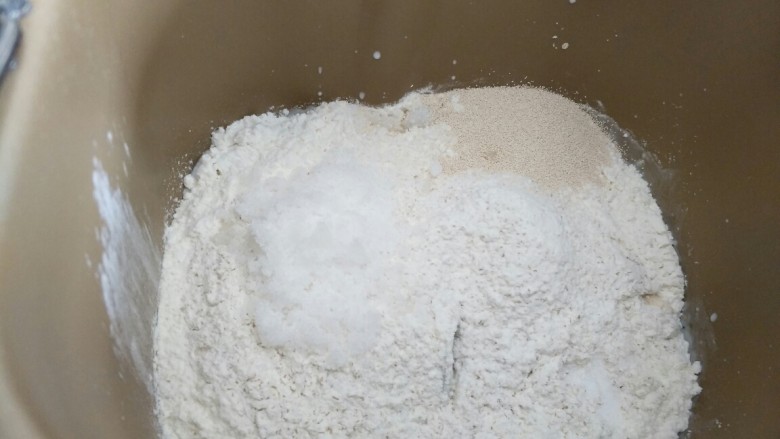 牛油果金枪鱼蟹柳芝士面包,所有材料放入面包桶,先液体,在固体