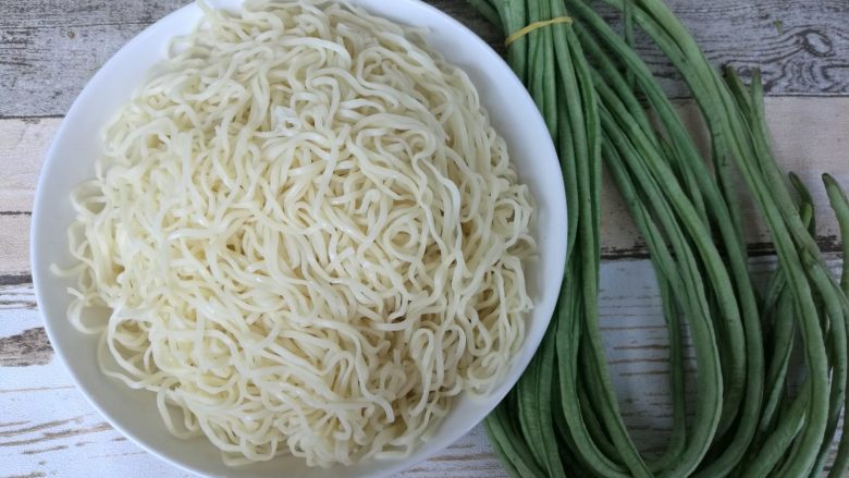 豆角焖面,准备食材。