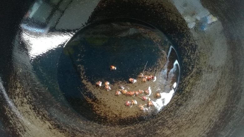 豆角焖面,炒锅上火，锅热倒油，下入几粒花椒炸香。