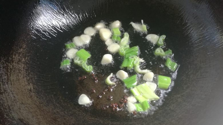 豆角焖面,放入葱蒜煸炒出香味。