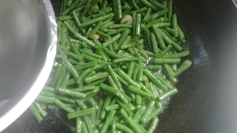 豆角焖面,加入适量水，盖盖，小火焖煮5分钟。