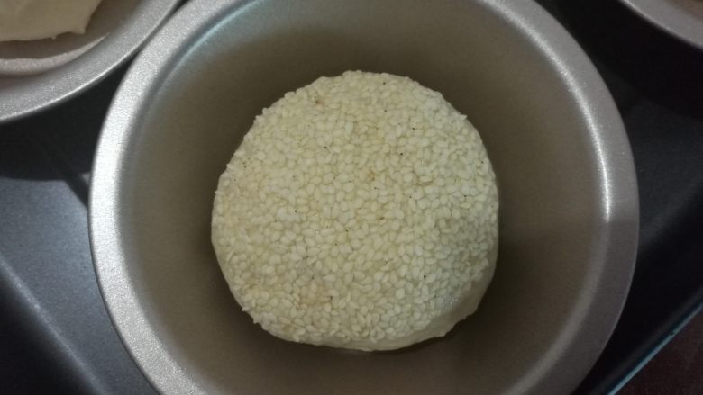 黑椒牛肉堡#面团的发酵之旅#,放入汉堡模具内(没有模具直接放烤盘上)。