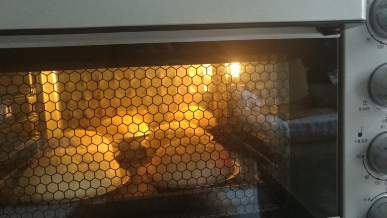 黑椒牛肉堡#面团的发酵之旅#,烤箱上下火180度预热15分钟。汉堡坯放入烤箱,上下火180度烘烤18分钟即可。