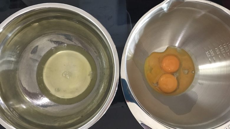 哆啦A梦彩绘蛋糕卷,制作蛋糕卷。
先将烤箱上下火170度预热。
分离好蛋清和蛋黄,装蛋清蛋黄的盆保证无油无水。