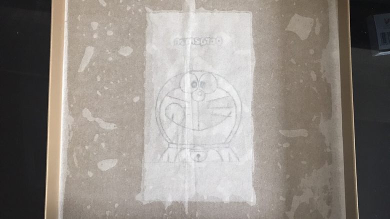 哆啦A梦彩绘蛋糕卷,烤盘底部刷一层油,图案部分放中间,再铺一张油纸在图案之上,抹平。我用的28×28的金盘。
