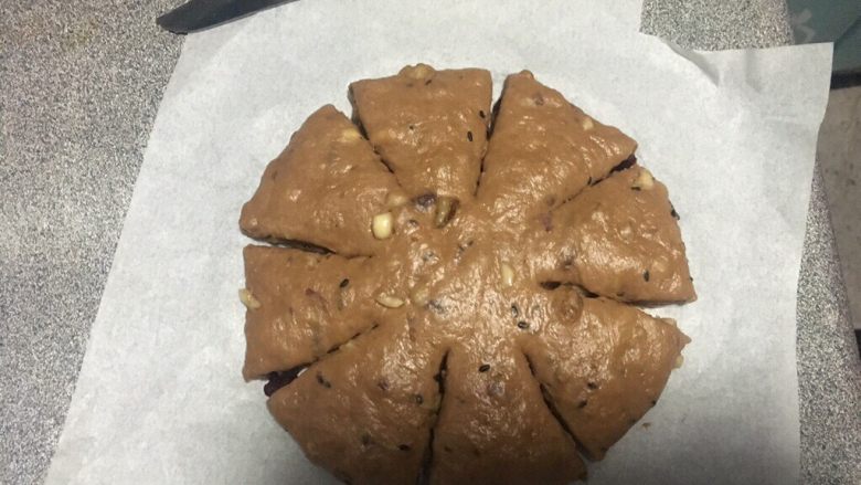 全麦山丘曼陀罗,取一个大面团压扁,对角线分割成8瓣
