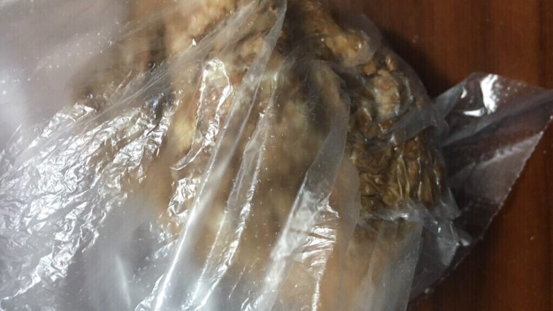 全麦山丘曼陀罗,成团后装保鲜袋放冰箱冷藏半小时,让面粉先吸收水分,比较容易出膜