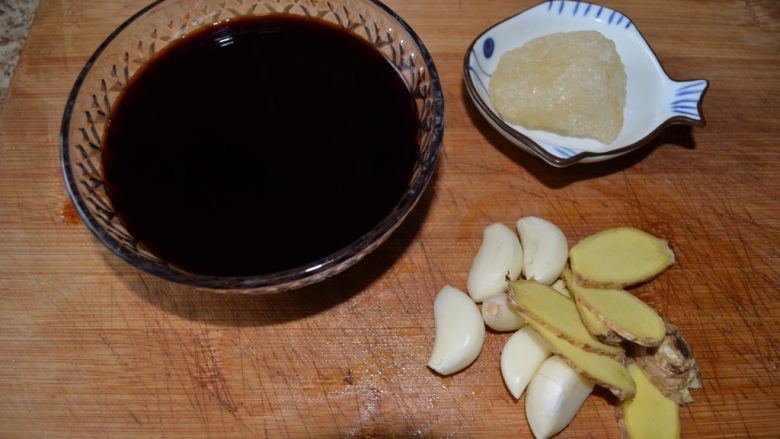 色泽红润，肥而不腻的红烧肉,准备好各种调料：生姜、蒜、老冰糖、还有<a style='color:red;display:inline-block;' href='/shicai/ 762'>老抽</a>、<a style='color:red;display:inline-block;' href='/shicai/ 788'>生抽</a>、<a style='color:red;display:inline-block;' href='/shicai/ 718'>料酒</a>，我都放在一个锅里；