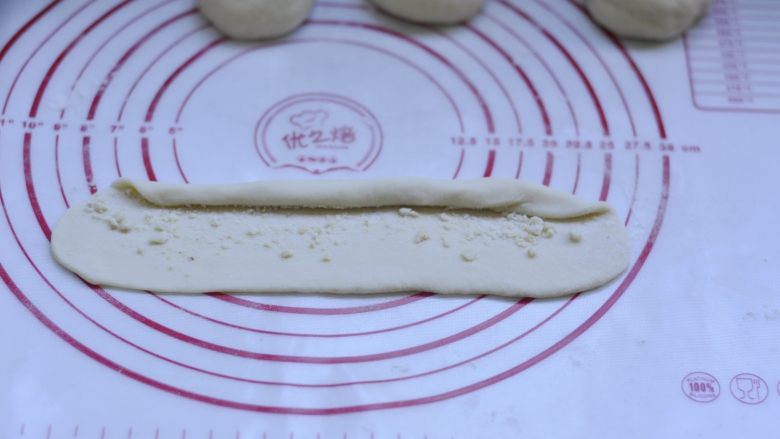 萌萌的小兔面包,10、自上而下卷起,收口朝下,6个都依次做好,用保鲜膜盖起来