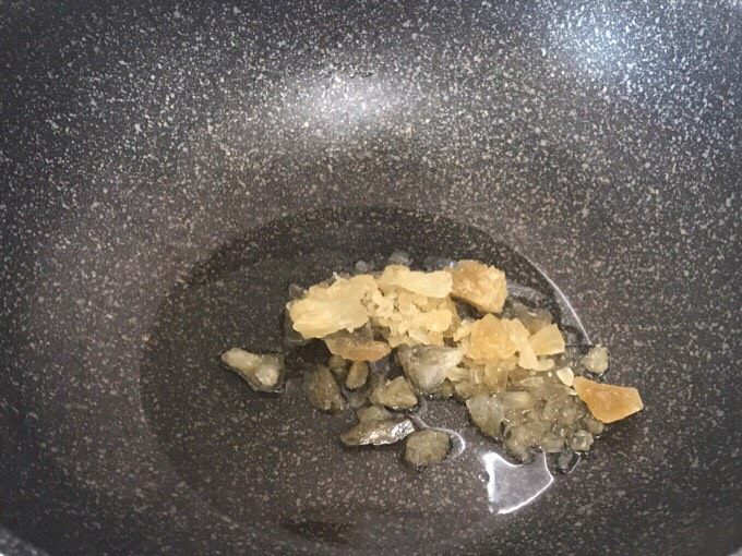 秘制酱肘子,锅里倒入适量的油,加入冰糖,中小火等到冰糖融化;不要炒焦了,不然会味道有点焦苦;