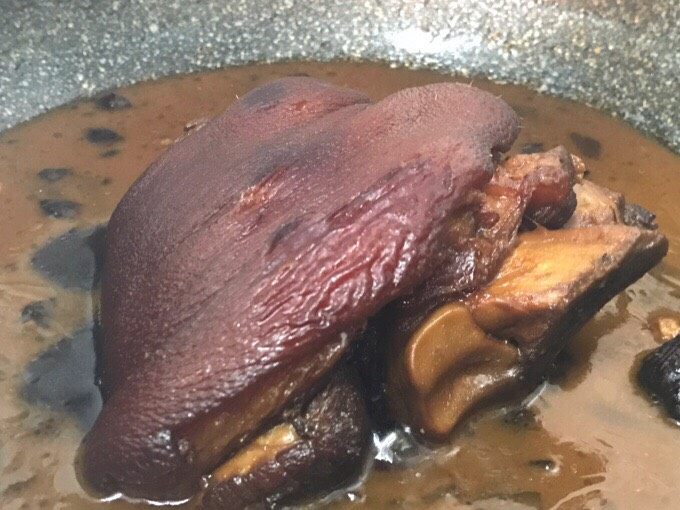 秘制酱肘子,炖好的肘子是不是超级诱惑!你可以立马来两碗白米饭,也可以跟我一样让肘子在汤汁里面泡上三俩小时,这样会更入味哦~