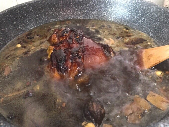 秘制酱肘子,加入开水后,就小火焖煮1.5个小时就可以了,我不喜欢超级软烂的口感,因为觉得会腻,我喜欢稍微有点嚼感哒~但1.5小时完全足够,已经很软了!