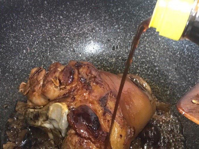 秘制酱肘子,待肘子两面上色,加入生抽,老抽,料酒,白糖还有两三块腐乳,煮5-8分钟