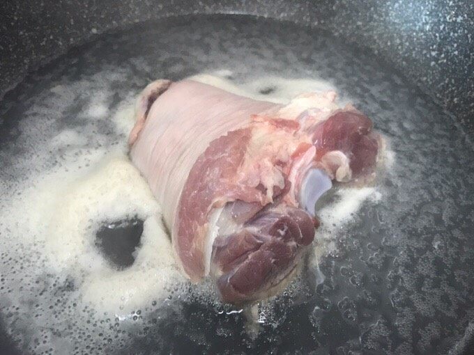 秘制酱肘子,锅里煮水,肘子冷水下锅,加点料酒煮3分钟,然后翻面再煮3分钟;捞起来,冲一下冷水,锅里水倒掉;