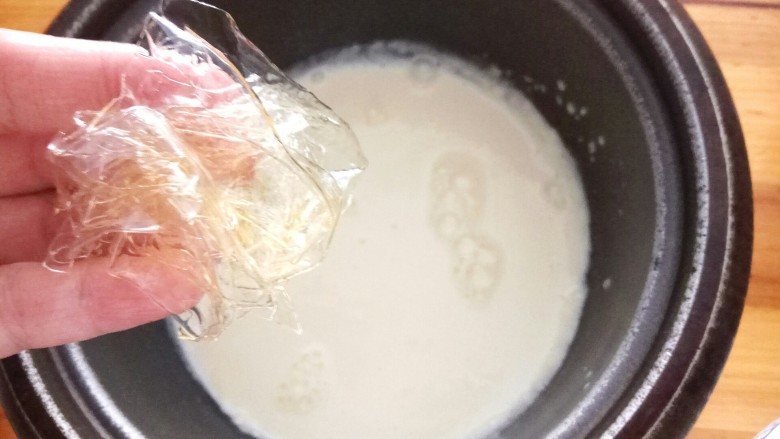 樱桃奶冻,然后将泡软的吉利丁放入奶液中,趁着余温搅拌至吉利丁融化。