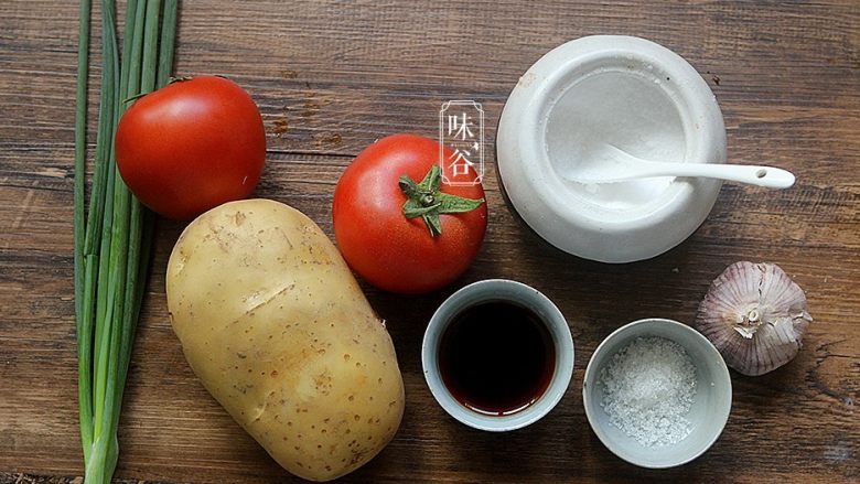 酸爽下饭的茄汁土豆丝,准备好材料；