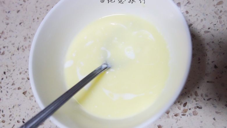 这可能是你吃过最好吃的海绵蛋糕,28克牛奶加黄油17克,蜂蜜4克、混合均匀放在锅里保温大概40度左右