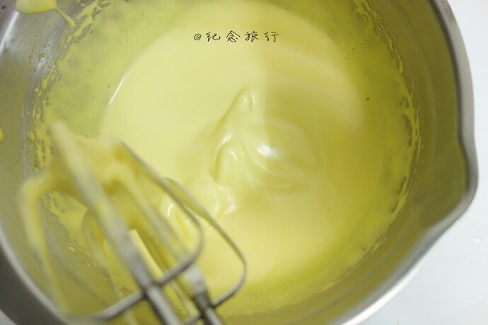 这可能是你吃过最好吃的海绵蛋糕,用低速整理蛋糊,每个地方停留15~30秒慢慢转盆到下一个地方,直到面糊没有大气泡,变得非常细腻(这一步不能省,决定了蛋糕口感)