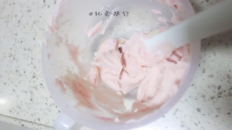 这可能是你吃过最好吃的海绵蛋糕,装饰:调好豆沙颜色备用