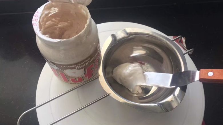 【天使之城】巧克力淋面蛋糕,下面制作巧克力淋面酱,小锅中放入Fluff 棉花糖。