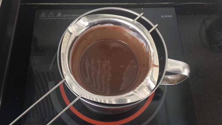 【天使之城】巧克力淋面蛋糕,融化后的巧克力淋面酱顺滑细腻有光泽,放一边凉一下。