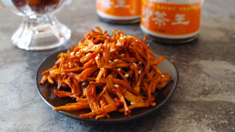 低脂小零食---烤杏鲍菇干,最后20分钟要记得经常翻动,使其受热均匀。温度及时间仅供参考,各位请根据自家烤箱脾气进行调节。