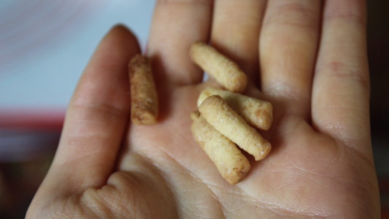 指尖陀螺饼干:真的能转😱,7分钟左右的时候,把棍子拿出来(它们小,所以烤得很快)