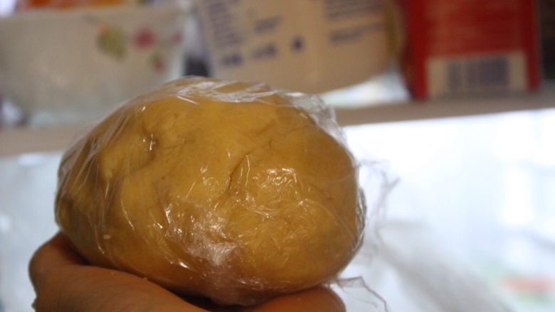 指尖陀螺饼干:真的能转😱,弄成一个球,用保鲜膜把它抱住让后放冰箱里30分钟