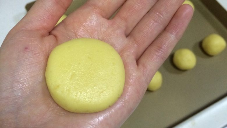 肉松饼干,收好口后按扁,变成小圆饼,开口面朝下。