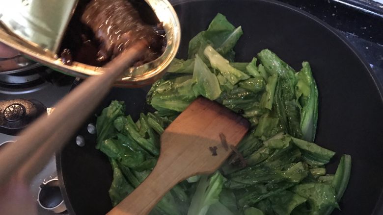 超满足便当(14),加入豆豉鲮鱼里的豆豉和一些油翻炒 很香很香的哦
