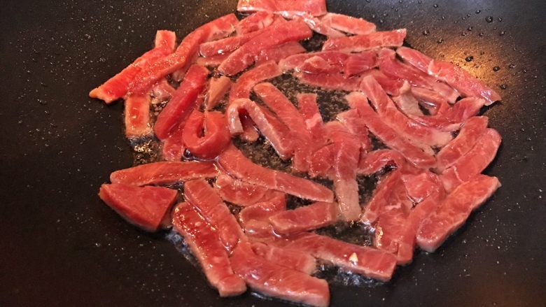 超满足便当(14),放入牛肉片