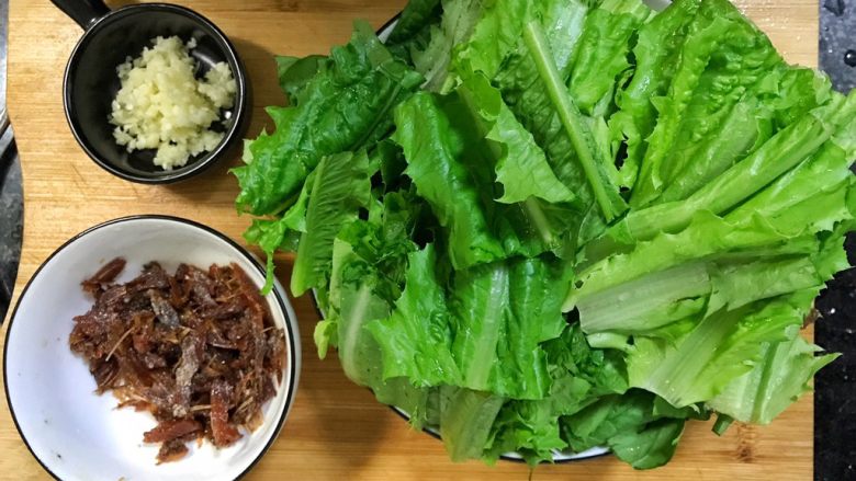 超满足便当(14),油麦菜洗净切段 蒜蓉切末 豆豉鲮鱼撕小块