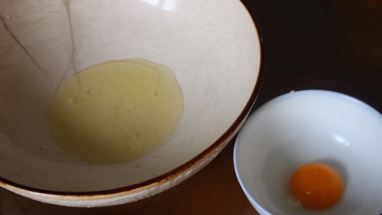 蛋白糖霜,首先把鸡蛋百合鸡蛋黄分开