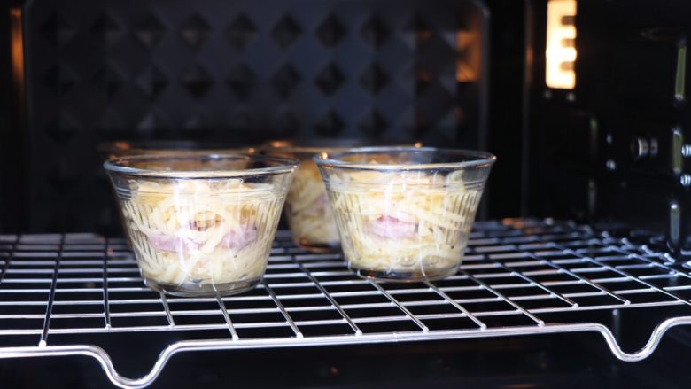 黑胡椒香肠烤土豆丝, 将食物放入预热好的烤箱内。