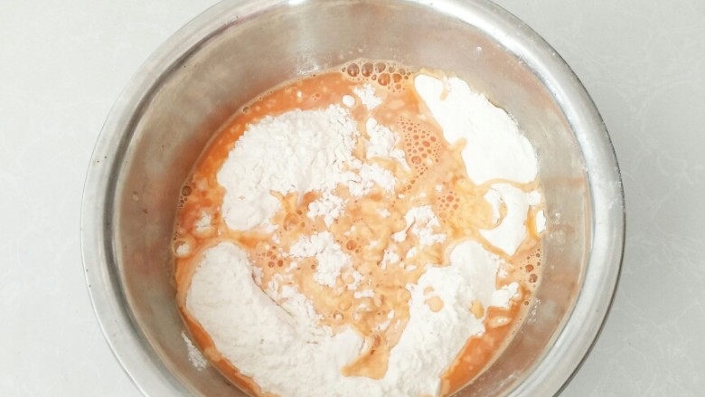 胡萝卜花卷,把汁过略进面粉中,放入酵母。