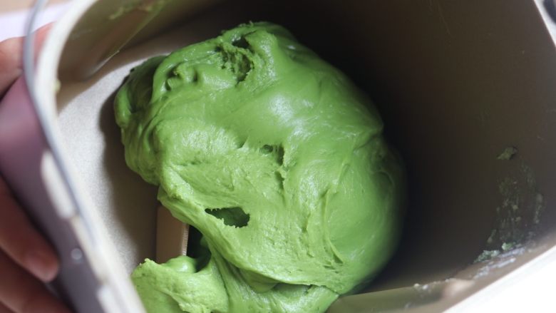 抹茶空心麻薯,揉出的麻薯面团光滑!「麻薯面团比较粘手推荐用一次性手套,简直太好用了!不粘手!轻松搓出团子」