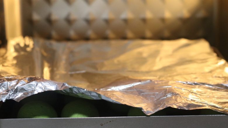 抹茶空心麻薯,开烤箱覆盖锡纸!立刻关上门继续烘烤,之后的20分钟上火调165度即可!