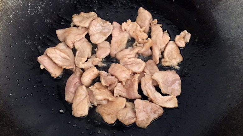 茭白炒肉片,炒至肉变颜色,这个时候肉应该是有3/2熟了