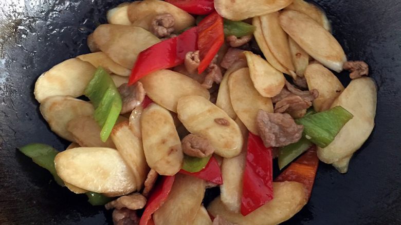茭白炒肉片,翻炒1分钟,汁收干起锅