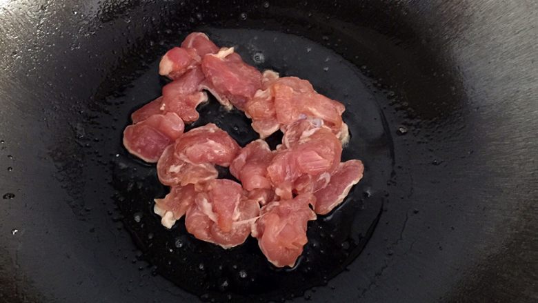 茭白炒肉片,锅里放油加热,放入腌好的肉片