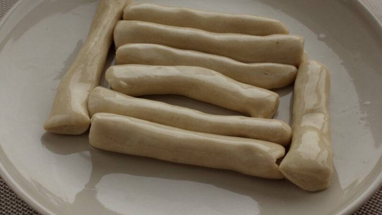 大盘鸡,2.然后揉光滑,搓成长条,沾抺上油,蒙上保鲜膜,继续醒,至少30分钟,或更长。