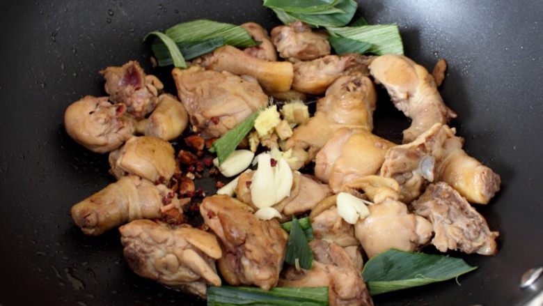 大盘鸡,7.翻炒到鸡块裹上糖色,加入香料:葱姜蒜、八角、桂皮、<a style='color:red;display:inline-block;' href='/shicai/ 700'>花椒</a>。
注:有的新疆人说他们是不用八角和桂皮的,我烧鸡也不用,我这也是跟电视学的,你自己定吧。